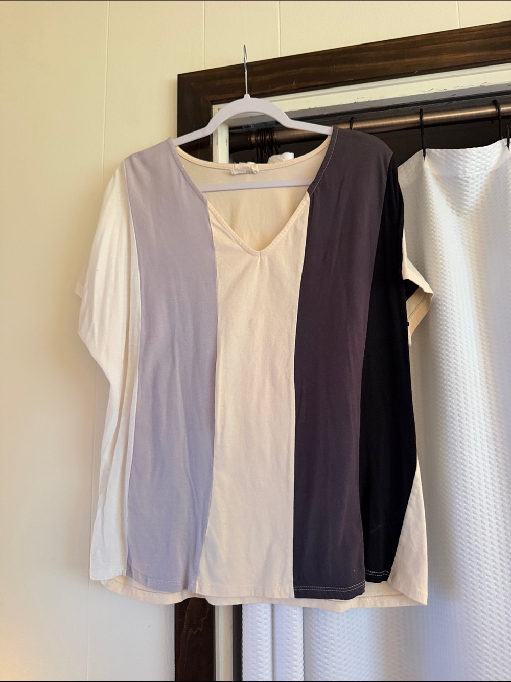 Colorblock Short Sleeve V-Neck Top in Cream, Lavender & Black